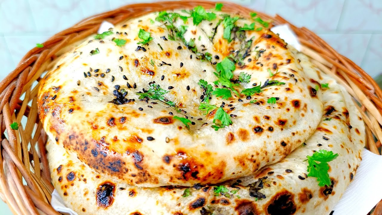 तवे पर आलू कुलचा कैसे बनाते हैं | Aloo Kulcha Recipe in Hindi | आलू कुलचे बनाने की विधि 