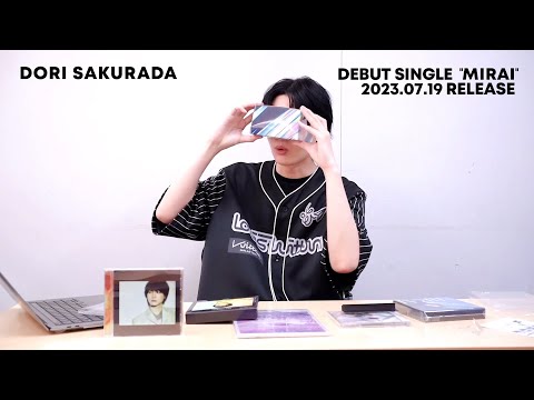 桜田通 - Debut Single「MIRAI」 開封動画 - YouTube
