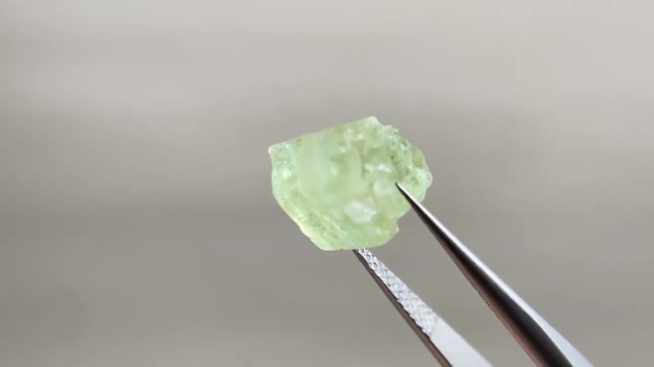 特価！バイカラーベリル原石22/ほぼグリーン大きいオマケ付き ザンビア産イエロー/グリーンベリル原石 8.3カラット