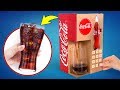 Distributore automatico di coca cola realizzato con il cartone