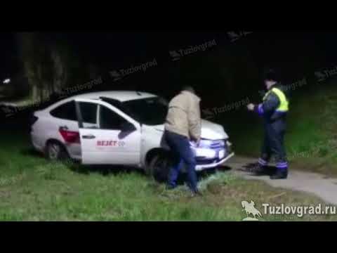 В Новочеркасске пьяный таксист врезался в попутную машину и столкнул ее с дороги
