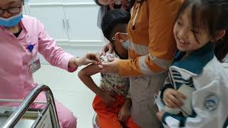 3 chị em cùng tiêm vaccin nhưng không ai khóc gold sea còn cười trước khi tiêm & bảo chẳng thấy đau