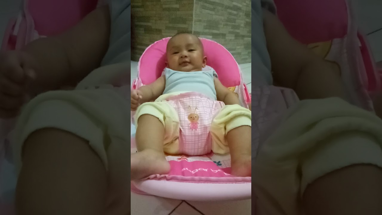 Bayi lucu tertawa 