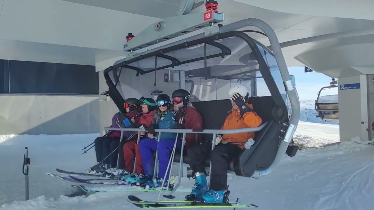 Nice day on the midstation. Doppelmayr D-line. 6 CLD-B. Vangsliekspressen, Oppdal skisenter, Norway.