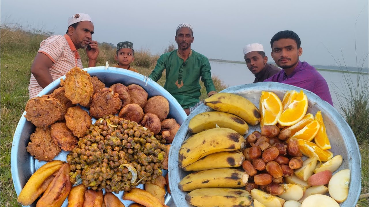 নদীর কূলে প্রথম রোজার ইফতার করলাম সবাইকে নিয়ে অল্প খেলেও মনের ভিতর শান্তি পাইলাম।
