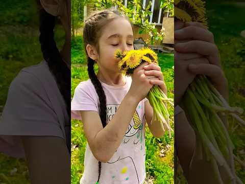 Плетём венок из одуванчиков #shortsvideo #shorts #венок #одуванчики #какплестивенок #плетёмвенок