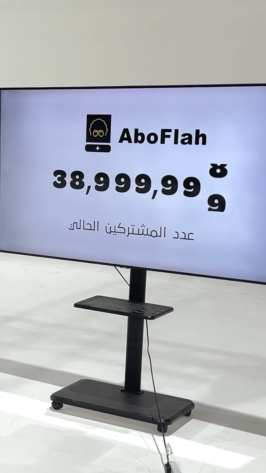 بمناسبة 39M مليون? لا تشتركوا بالقناة؟?