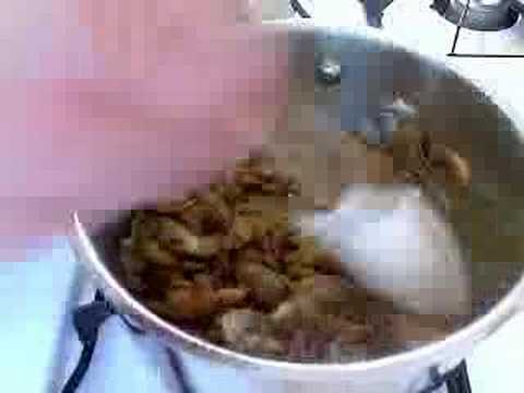 Video: Qos Cutlets Nrog Mushroom Gravy