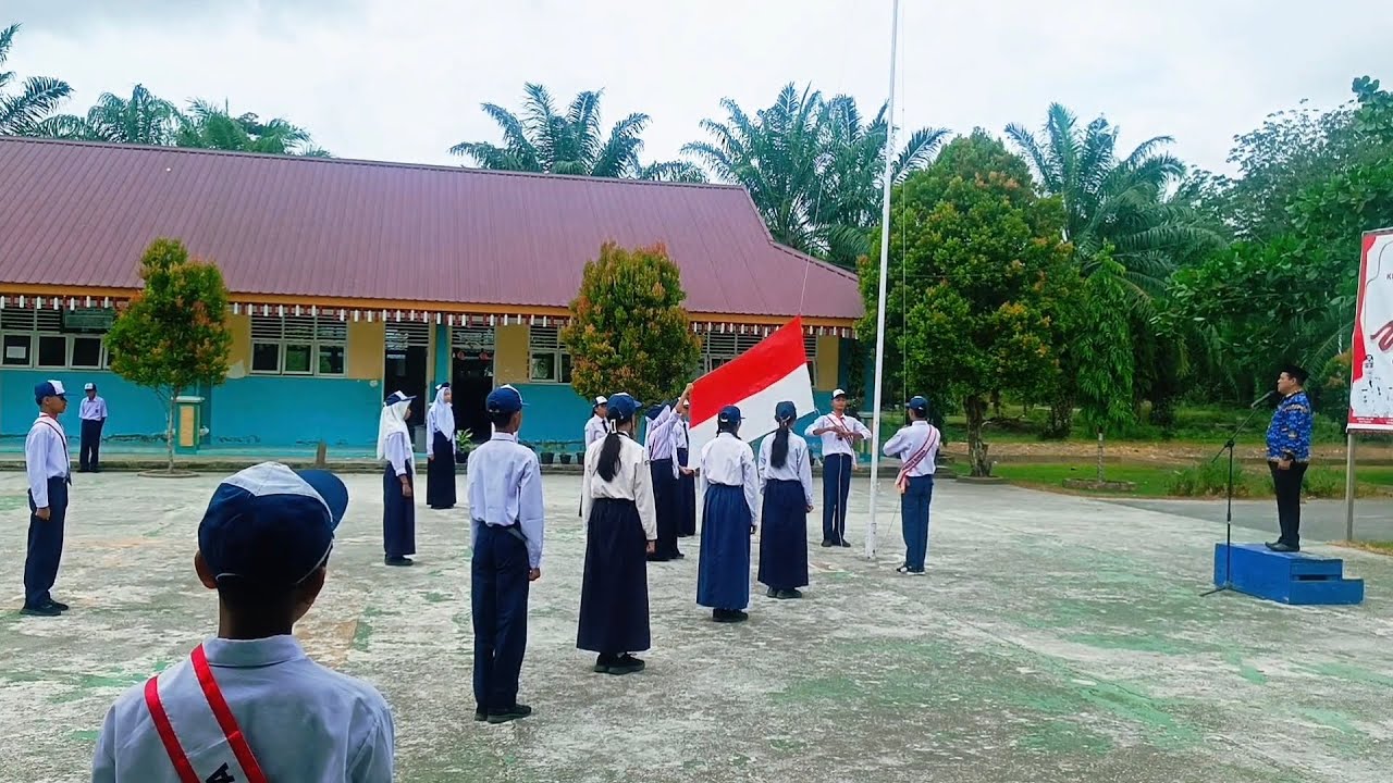 Detik-detik pengibaran Bendera Merah Putih Dalam rangka memperingati Hari pahlawan nasional