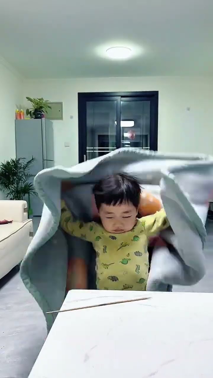 爸爸连儿子的吃的都抢，给儿子都整懵了！#Cute baby#Cute#呆萌小米宝#聪明宝宝#萌娃