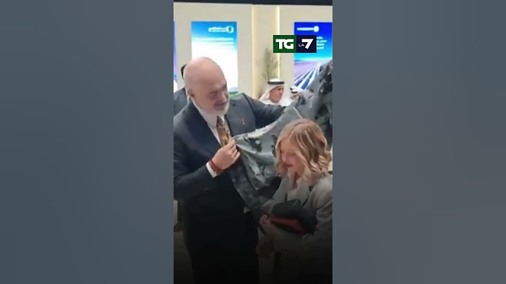 Ad Abu Dabi Edi #Rama consegna un regalo di compleanno a Giorgia #Meloni