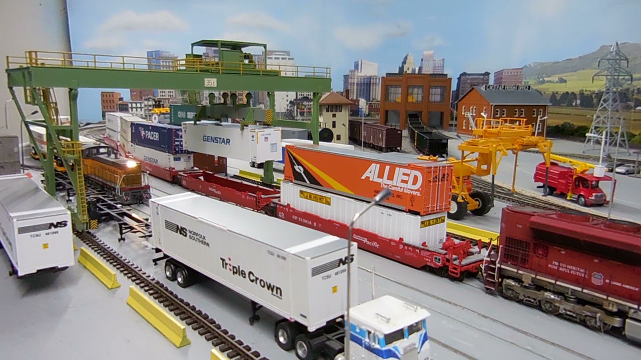 Fully motorized DCC operating Brawa crane.