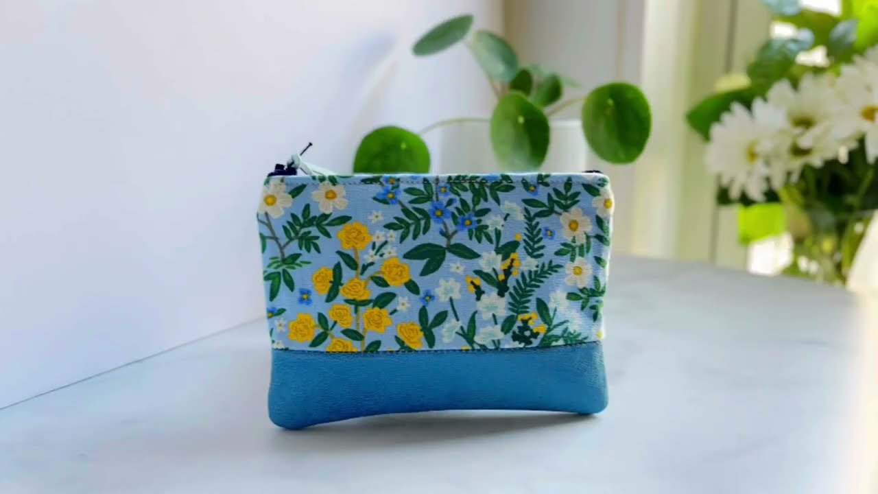 144 Collection Blue Daisy Leather Coin Pouch
