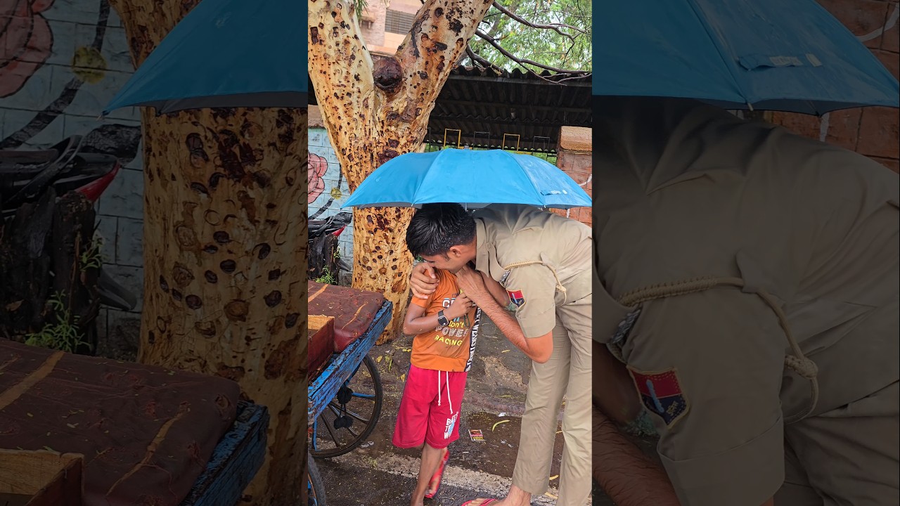 छोटा बाबु बारिश में भीग रहा था 🫂#foryou #youtubeshorts #cops #cops #help #tranding #shorts #smile
