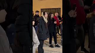 İran Sokaklarında Genç Bir Kızın Muhteşem Sesi Yankılanıyor... Ürkü Çaşarkı