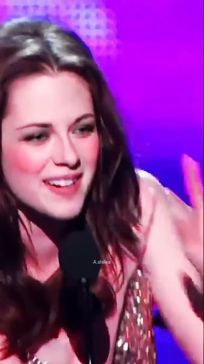 Kristen Stewart hold the hand of Taylor Lautner but not of Robert Pattinson in award show