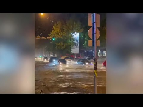 Ливни затопили метро и улицы. Под воду ушли дороги вместе с машинами в Тбилиси