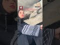 فتاة تزور والدتها الشهيدة تحت أنقاض منزلها المدمر في قطاع غزة 