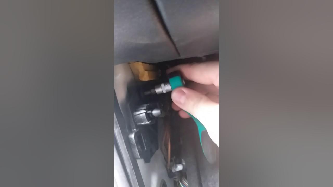 Как снять ручки шкода рапид