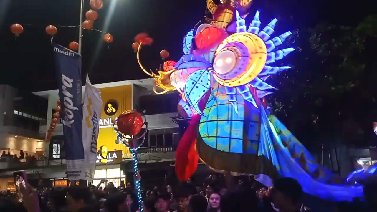 Acara festival perayaan cap go meh atraksi naga di gajah Mada Pontianak 