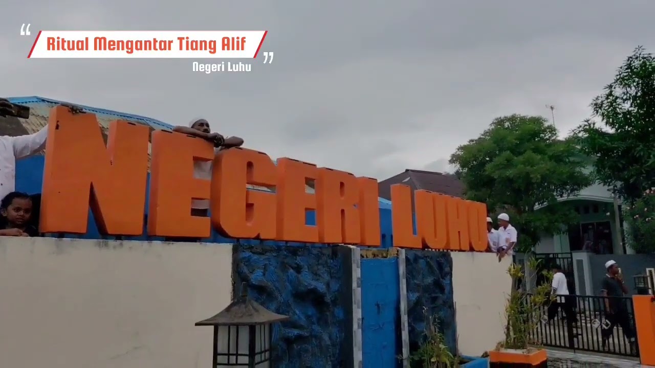 Prosesi Antar Tiang Alif Masjid Djami di Negeri Luhu