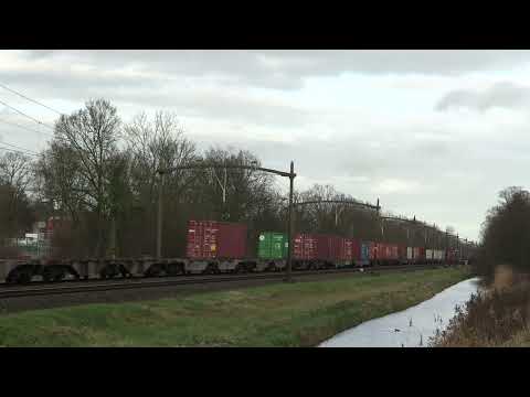 BOXX 193 539 komt met containertrein langs dordrecht zuid