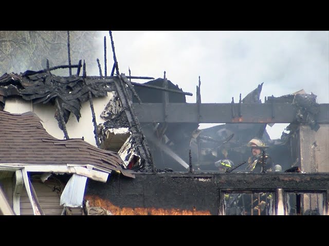 জমিতে ছিল পরিবারের সকল সদস্য, পুড়ে ছাই দোতলা বাড়ি, লক্ষাধিক টাকার ক্ষতি! জমিতে ছিল পরিবারের সকল সদস্য, পুড়ে ছাই দোতলা বাড়ি, লক্ষাধিক টাকার ক্ষতি!