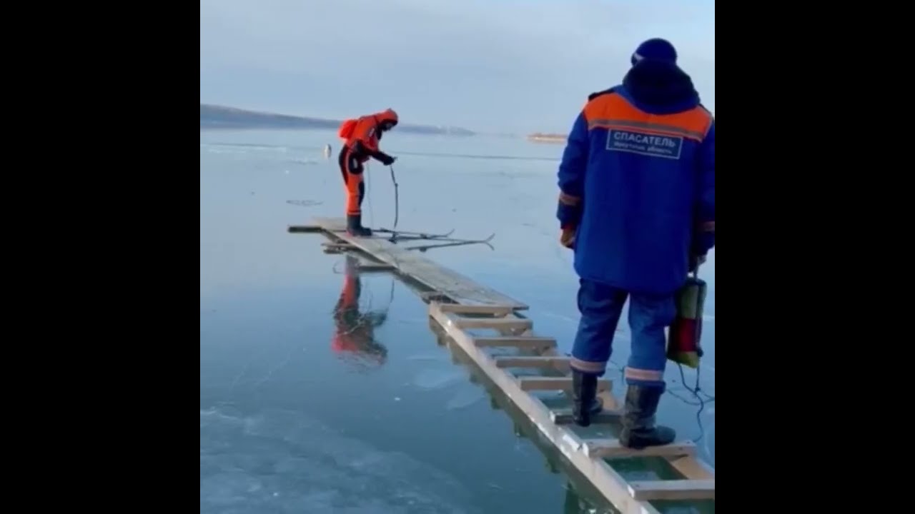 МУЖЧИНА СПАС СОБАКУ, КОТОРАЯ ПРОВАЛИЛАСЬ ПОД ЛЕД / Dog saved from freezing cold ice