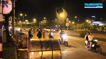 3 Cuộn Thép Hàng Chục Tấn Rơi Từ Container Xuống Đường