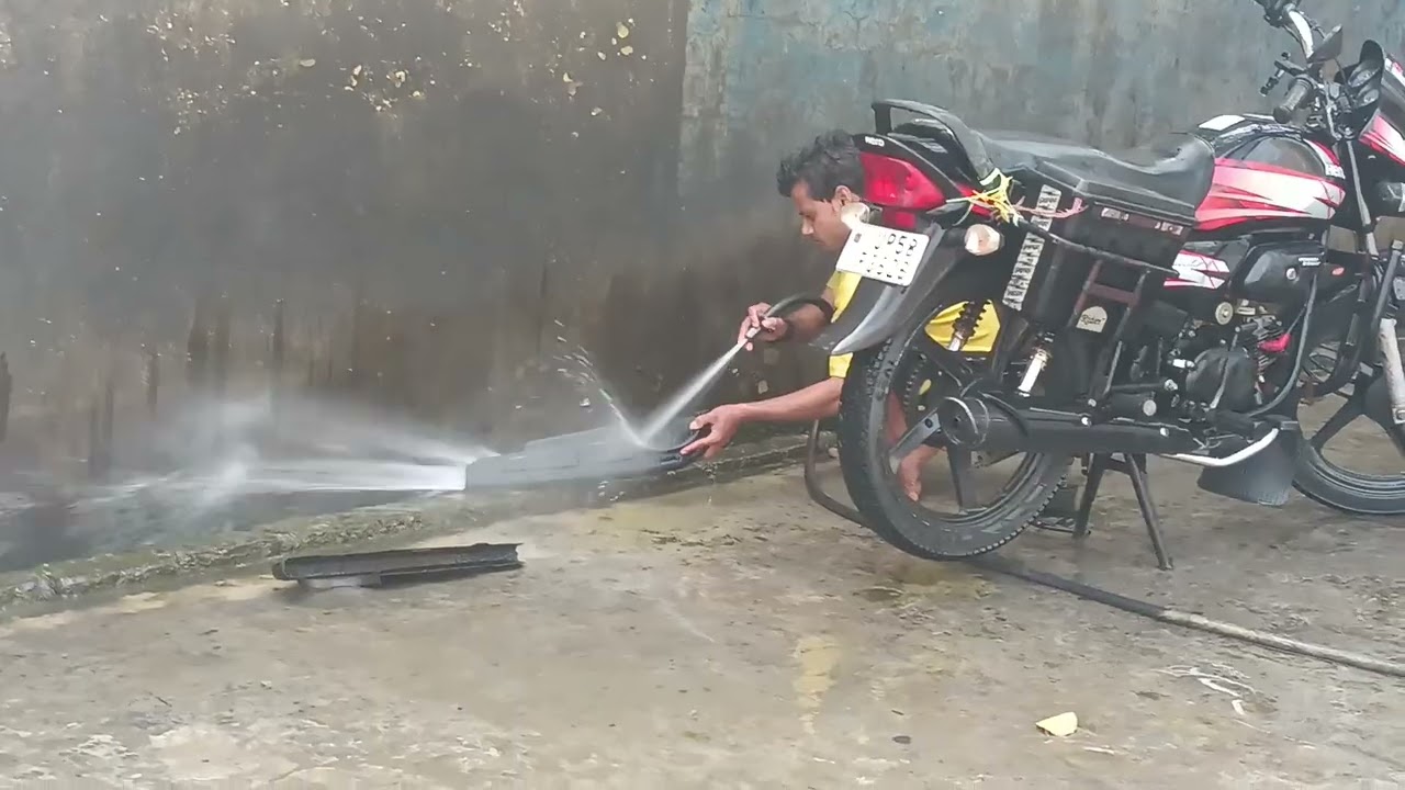 अपने दो पहिया वाहन की धुलाई करवाते हुए# viral video#