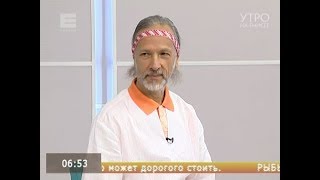 Ладки с помощью скалки продемонстрировал Олег Аганин, исследователь народных традиций