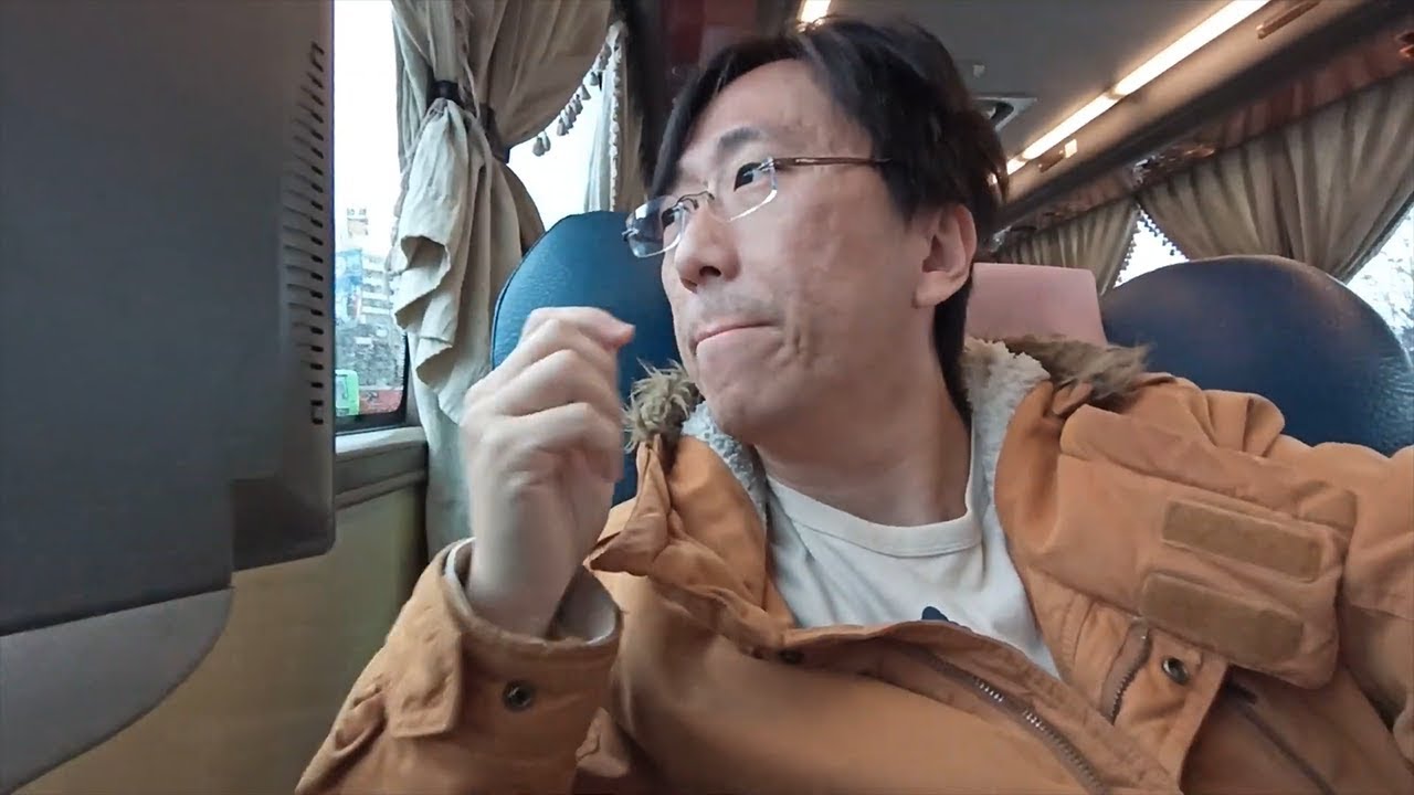 全家一起搭和欣客運｜商務艙座椅設備好嗎?位置大嗎?有什麼電影?