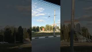 Памятник легендарному самолёту МиГ-21 Воронеж улицы города май 2024 вид из окна автобуса
