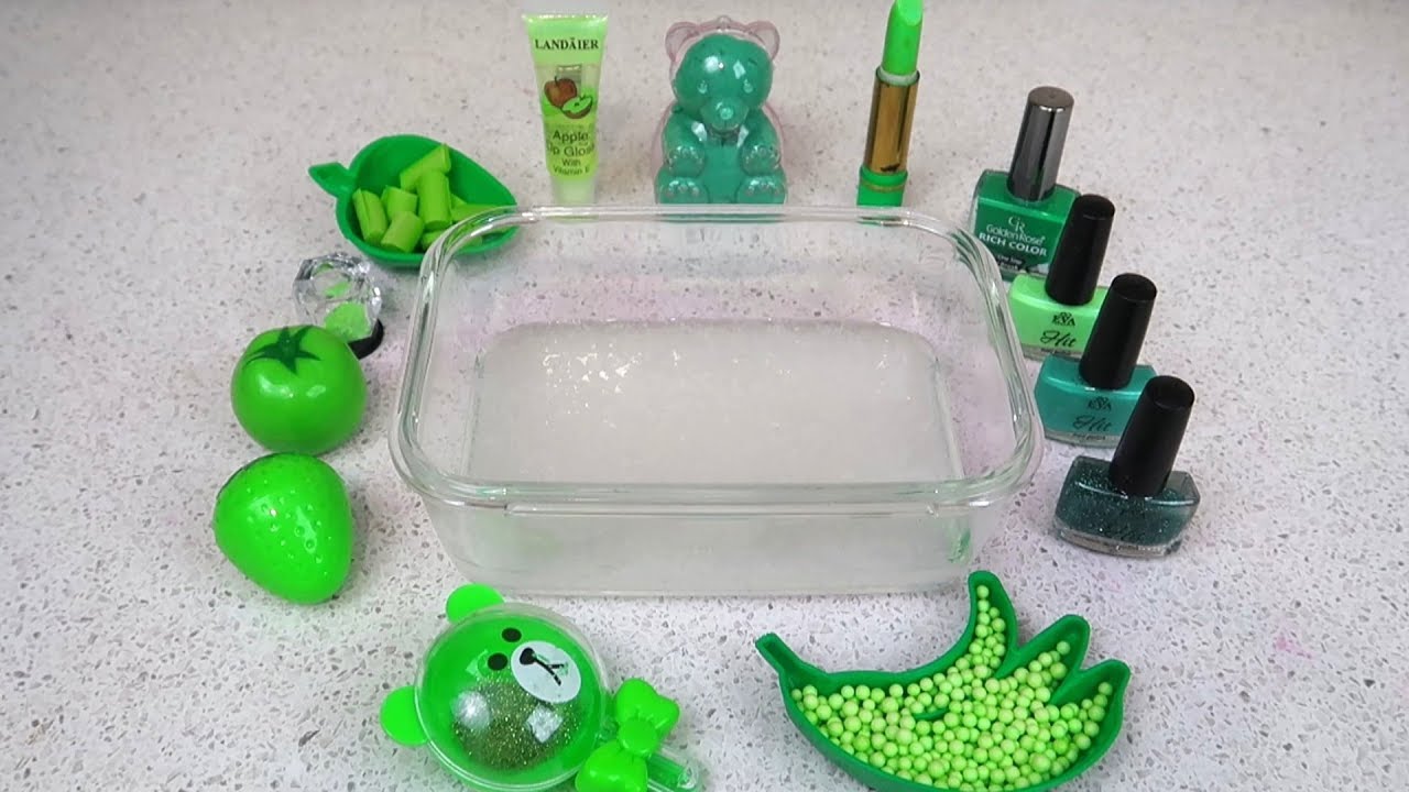 Fac Slime Verde Cu Produse De Machiaj Si Alte Ingrediente Verzi