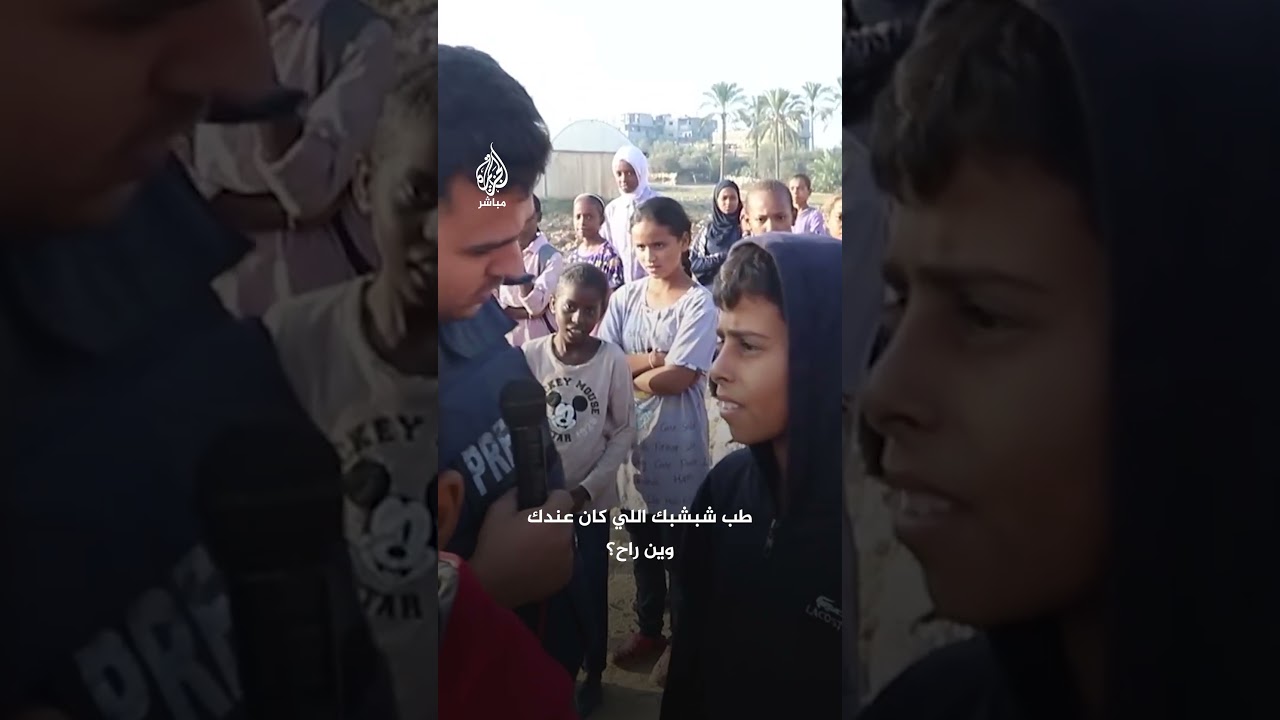 مشهد بات مألوفًا.. تلاميذ حفاة الأقدام أثناء الطابور الصباحي في مدرسة أقيمت بمبادرة ذاتية للنازحين