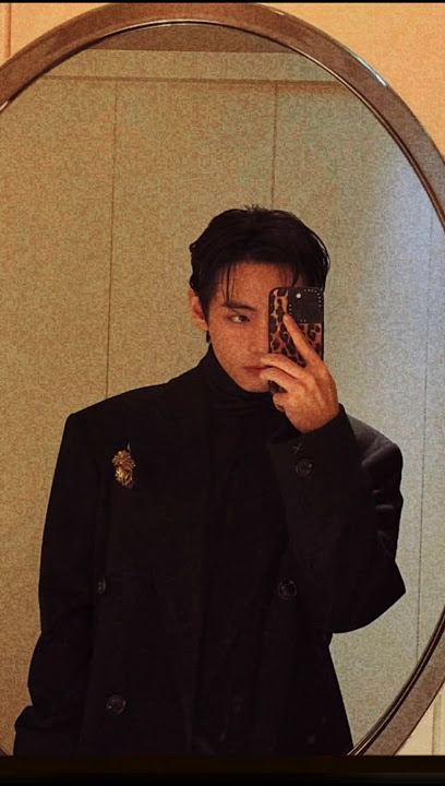 Kim Taehyung the selfie king he is! BTS's V in Paris fashion week