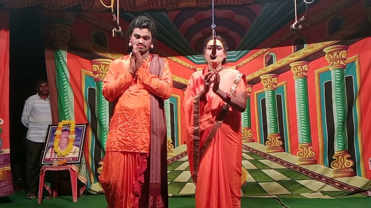 పలుకూరు లో వారణాసి సిను కృష్ణ చైతన్య గారు భీమవరం గంగాభవాని గారు నచ్చితే లైక్ షేర్ కామెంట్ subscribe 