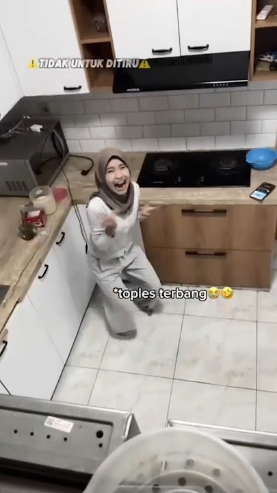 PRANK KAGETIN PACAR DARI ATAS KULKAS😱NGAKAK NGELIAT DIA KAGET😭🤣