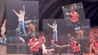 Security Staff&#39;s Lovely Reaction during Jacob Collier&#39;s Audience Choir at Rock Werchter