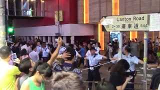 [Raw footage] 20141003 Umbrella Revolution - Police guiding pedestrians off the road