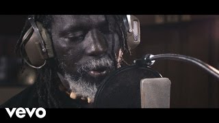 Miniatura del video "Tiken Jah Fakoly - Is It Because I'm Black? ft. Ken Boothe"