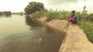 Amazing fishing in canal water|but suddenly rained heavy|fisherman fishing while wading