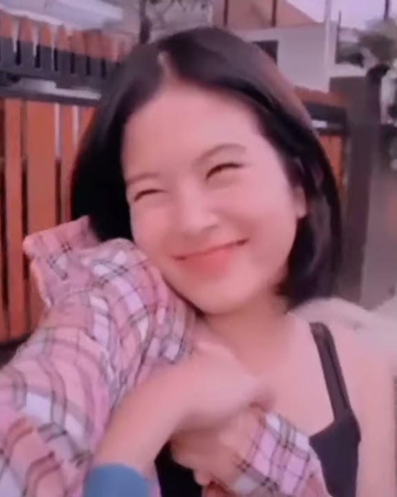 Kamu ngapain pegang tangan aku, jangan senyum senyum, malu tau diliat teteh teteh