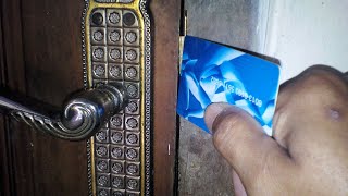Download lagu Trik buka pintu dengan kartu tanpa kunci Trik buka pintu dengan kartu tanpa kunci