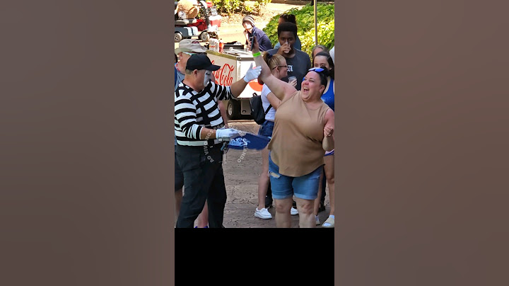 The mime Tom using the fan to cool off from the heat 😂🤣 #tomthemime #seaworldmime #seaworldorlando