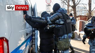 Navalny protests: Russian police arrest protesters against Putin