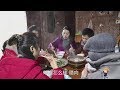 【舒家幺妹兒】农村腊肉炒蒜苗配上四川香肠，招待客人的农家菜，一定得很丰盛