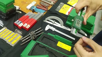 Chuẩn bị dụng cụ cho một buổi thi thực hành tiện tại khơa cơ khí trường cao đẳng công thương tp.hcm