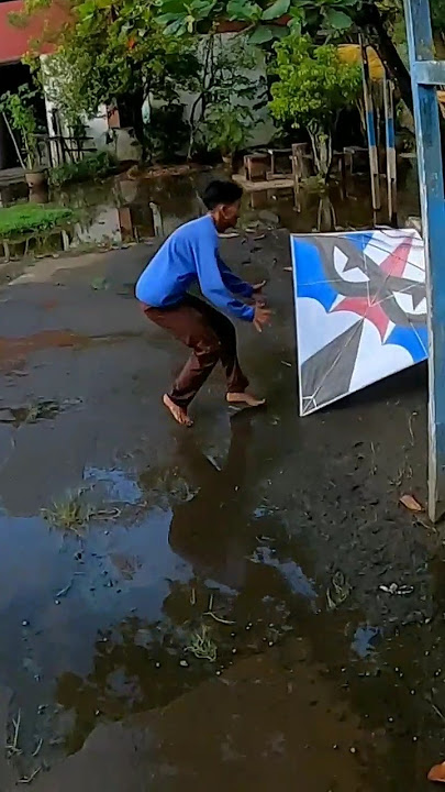 Aksi tegang rebutan layangan