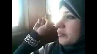 مصرية تشرب سيجارة مع صاحبها